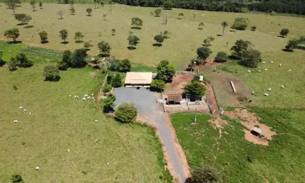 Fazenda à venda na Zona Rural, Biquinhas 