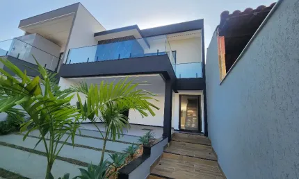 Excelente casa de primeira locação em ótima localização no seguro valorizado bairro de Camboinhas.