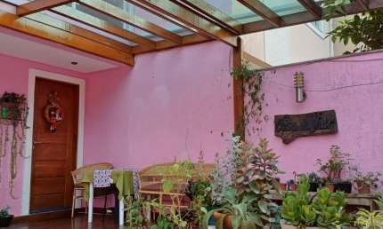 Casa de 3 Quartos com Suíte Master, Espaço Gourmet e Jardim em Macaé, RJ - R$490.000
