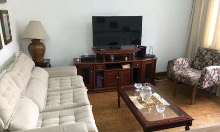 Oportunidade Imperdível em Santos! 2 Casas em um Só Terreno!