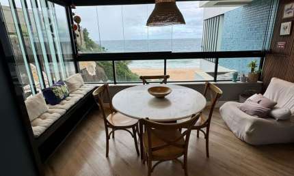 Quarto e Sala Pé na Areia com Vista Mar no Rio Vermelho – 60m², Semi-Mobiliado e 2 Vagas!