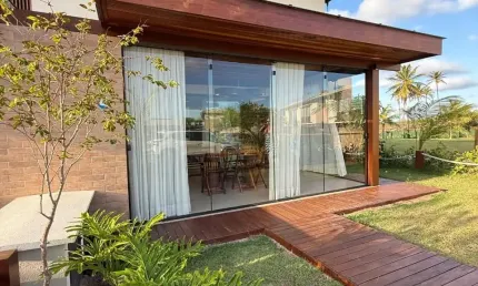 Casa sofisticada no Imbassaí Privilege – 2 suítes, 100m², porteira fechada, alto padrão!