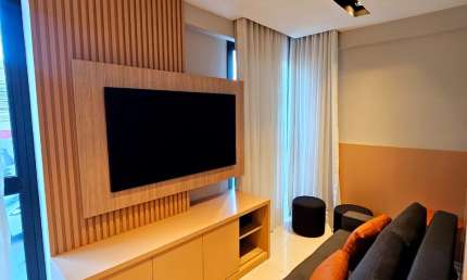 Studio Alto Padrão Finamente Decorado na Barra – 32m² com Varanda!