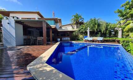 Casa de Alto Padrão à Venda no Porto Busca Vida Resort – 4 Suítes, Piscina e Vista para o Rio