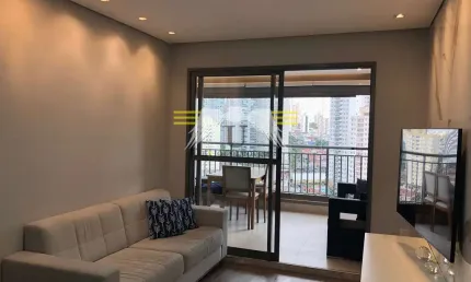 Apartamento seminovo e semimobiliado, de 68m², com varanda gourmet e duas vagas de garagem, à venda
