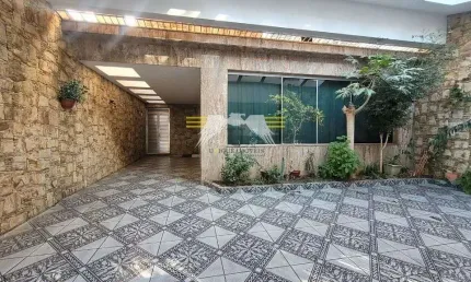 SOBRADO COM 9x25 COM 3 DORMITÓRIOS, SENDO UMA SUÍTE MASTER COM HIDRO E SAUNA, COM LOCALIZAÇÃO PRIVI