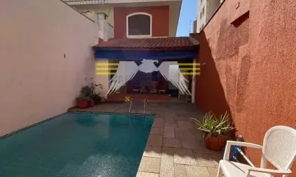 SOBRADO 250m², COM 4 DORMITÓRIOS, SENDO 3 SUÍTES, COM LOCALIZAÇÃO PRIVILEGIADA E COM TODA INFRAESTR