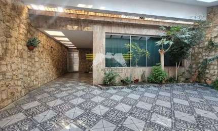 SOBRADO COM 9x25 COM 3 DORMITÓRIOS, SENDO UMA SUÍTE MASTER COM HIDRO E SAUNA, COM LOCALIZAÇÃO PRIVI
