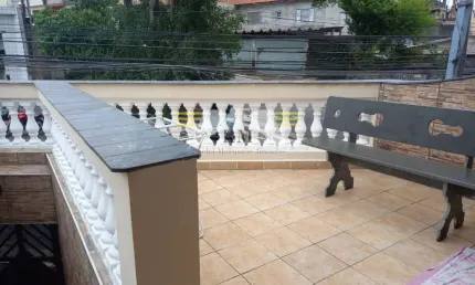 Espaço e Elegância no Coração do Jardim Catarina: Sobrado com 5 Quartos, 3 Suítes, 2 Cozinhas e Chu