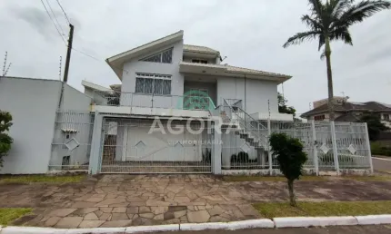Sobrado de 4 (quatro) dormitórios, sendo 1 (uma) suíte, localizado no bairro Moinhos de Vento.