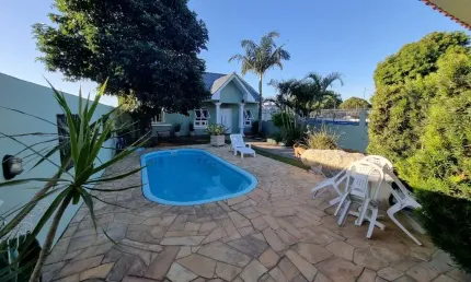 Casa Térrea com 3 (três) dormitórios sendo 1 (uma) suíte, localizada no bairro Igara