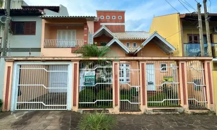 sobrado de 03(três) dormitórios sendo 01(uma) suite localizado no bairro Moinhos de Vento
