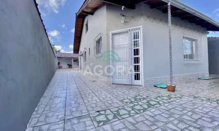 Casa térrea com 4 (quatro) dormitórios e piscina, localizada no bairro Nossa Sta. das Graças.