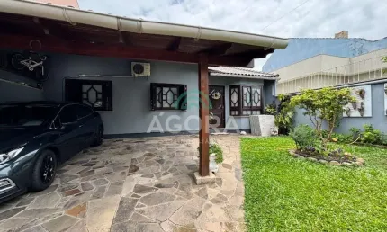 Casa térrea de 3 (três) dormitórios, localizada no bairro Moinhos de Vento.