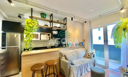 Apartamento com  2 (dois) dormitórios, sacada e vaga de garagem, localizado no bairro Centro.