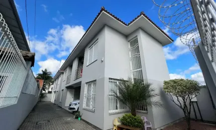 Sobrado de 02(dois) dormitórios, sendo 01 (uma) suíte.