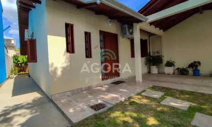 Casa térrea de 104 m² com 2 (dois) dormitórios e amplo pátio no bairro Pitangueiras