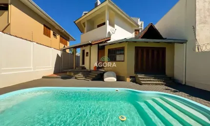 Sobrado muito bem construído, com 4 (quatro) dormitórios sendo  1 ( um) suíte com hidromassagem.