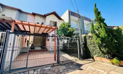 Sobrado de 3 (três) dormitórios, suíte, 2 vagas e pátio,  com excelente localização