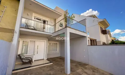 Sobrado com 3 (três) dormitórios, sendo 1 (uma) suíte, localizado no bairro Moinhos de Vento.