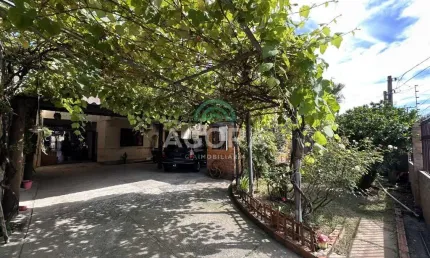 Sobrado com 7 (sete) dormitórios, sendo 2 (duas) suítes, localizado no bairro Fátima em Canoas.