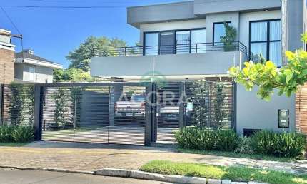 Excelente sobrado com 3 (três) suítes, localizado no bairro Jardim do Lago em Canoas.