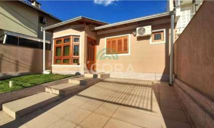 Casa térrea com 2 (dois) dormitórios, localizada no bairro São José, em Canoas.