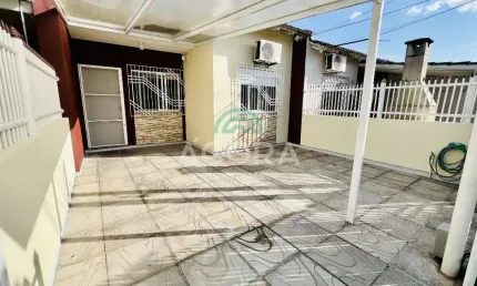 Casa térrea com 2(dois) dormitórios, localizado no bairro Olaria.