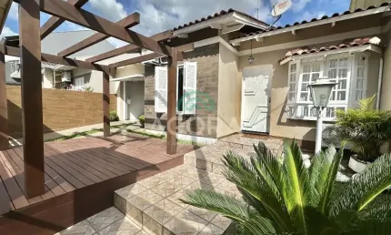 Casa térrea com 3 (três) dormitórios, sendo 1 (uma) suíte, localizada no bairro Moinhos de Vento.