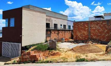 Imperdível oportunidade: Casa à venda em Conselheiro Lafaiete-MG, Novo Horizonte, 3 quartos, 2 banheiros, 2 vagas de garagem