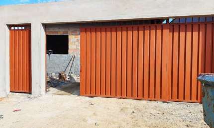Casa à venda 2 quartos, sala, cozinha, banheiro, garagem.