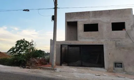 Casa à venda: 3 quartos, 1 suíte, 1 sala, 2 banheiros, 2 vagas, 119m².