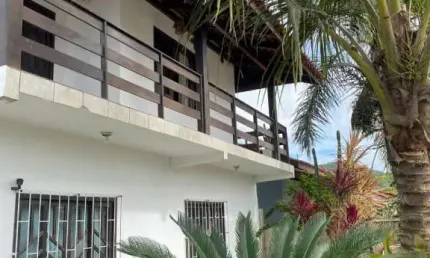 Sobrado no Centro de Penha - Localização Privilegiada e Próximo à Praia!