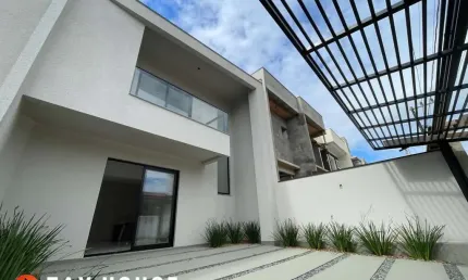CASA À VENDA EM BALNEÁRIO PIÇARRAS DUPLEX COM PISCINA À 350 METROS DO MAR
