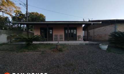 Casa e Galpão com Terreno Grande em Balneário Piçarras - Rua Tranquila e Próxima a Comércios