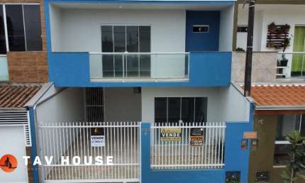 Casa de dois andares reformada, pronta para morar, com churrasqueira e jardim