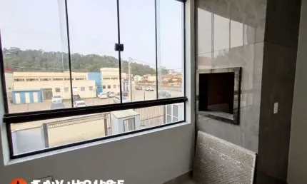 Apartamento no segundo piso com churrasqueira e porcelanato, próximo à praia do Grant