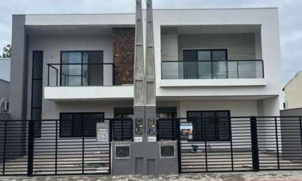 Casa à Venda em Balneário Piçarras com 03 dormitórios à 500 metros do mar