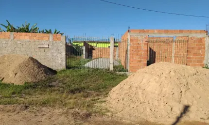 Terreno Murado com Estrutura de Casa Ampla em Ponto de Laje – 450m²