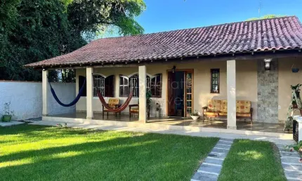 Ótima casa com piscina e excelente localização no centro de Praia Seca