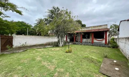 Ótima casa linear com excelente espaço externo no centro de Praia Seca