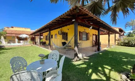 Ótima casa com piscina e excelente espaço externo em condomínio fechado