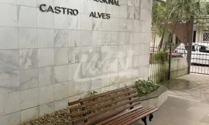 SALA COMERCIAL C/COBERTURA E TERRAÇO C/CHURRAQUEIRA EM ÓTIMA LOCALIZAÇÃO NA CASTRO ALVES ESQUINA C/FELIPE CAMARÃO, BANHEIRO E LAVABO, PRÉDIO C/PORTARIA E ELAVADOR - SALA PRONTA PARA SUA OCUPAÇÃO. 51.3