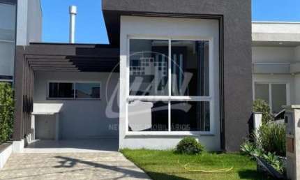 CASA NOVISSÍMA EM PRIMEIRA LOCAÇÃO C/FINO ACABAMENTO, 2 DORM.C/SUÍTE, COZINHA INTEGRADA, CHURRASQUEIRA, PÁTIO, UMA VAGA DE GARAGEM. CONDOMÍNIO FECHADO C/PORTARIA 24 HORAS, SALÃO DE FESTAS, ACADEMIA, P