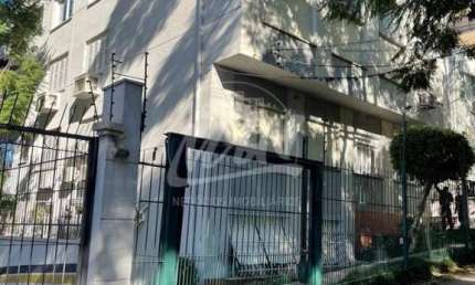 APARTAMENTO MOBILIADO C/2 DORMITÓRIOS, SALA C/AMBIENTE ABERTO E INTEGRADA A COZINHA, 1 BANHEIRO, 01 GARAGEM, LATERAL FUNDOS C/SOL DA MANHÃ. ÓTIMA LOCALIZAÇÃO DA CASTRO ALVES, PRÓXIMO A RAMIRO, HOSPITA