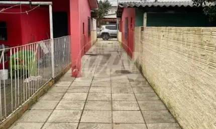 CASA 2 DORMITÓRIOS,SALA, COZINHA, ÁREA DE SERVIÇOS E ÁREA COBERTA, SEM PÁTIO. - LIGUE 51.984102913