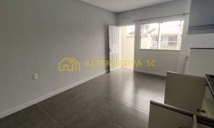 Casa para locação anual com 02 quartos em Itacolomi, Balneário Piçarras