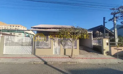 Casa à Venda em Balneário Piçarras: Seu Novo Lar Pronta para Morar