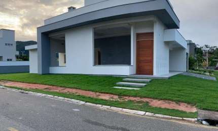 Casa de Alto Padrão, com 204,94m² de área construída em condomínio fechado, a 6 Km da Praia dos Ingleses - Florianópolis/SC.  Terreno de Esquina no condomínio - excelente posição solar (face norte).