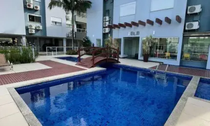 Cobertura semi mobiliada com 180m² á aproximadamente 600 metros da praia de ingleses.